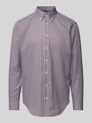 Koszula biznesowa o kroju regular fit z kołnierzykiem typu button down od Christian Berg Men Fioletowy - 2