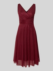 Knielanges Cocktailkleid mit V-Ausschnitt von TROYDEN COLLECTION Bordeaux - 8
