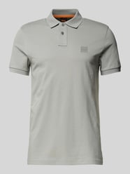 Koszulka polo o kroju slim fit z naszywką z logo model ‘Passenger’ od BOSS Orange - 48