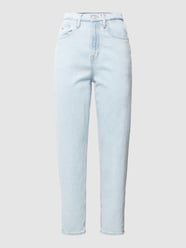Jeansy o kroju mom fit z detalami z logo od Tommy Jeans Niebieski - 47