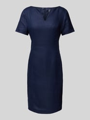 Knielanges Kleid mit V-Ausschnitt von WHITE LABEL - 30