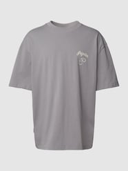 T-shirt o kroju oversized z bawełny z nadrukiem z logo model ‘Skena’ od Pegador Szary - 42