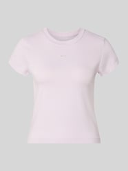 t-shirt o kroju slim fit z mieszanka modalu model 'Chill Knit' od Nike Fuksjowy - 48