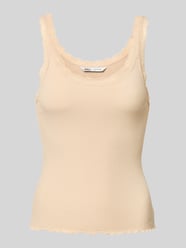 Top o kroju regular fit z dołem obszytym falbaną model ‘SARA’ od Only - 35