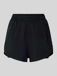 Szorty o kroju regular fit z kieszeniami zapinanymi na zamek błyskawiczny od adidas Sportswear - 37