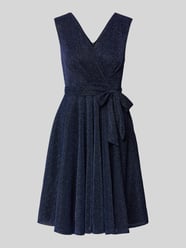 Knielanges Kleid mit V-Ausschnitt von Apricot - 30