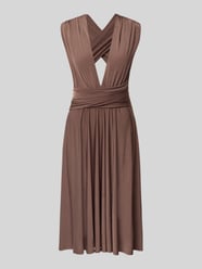 Knielanges Cocktailkleid mit tiefem V-Ausschnitt von Rose Avenue - 12