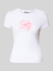 Schmal geschnittenes T-Shirt aus Baumwollmix mit Blumen-Print von REVIEW - 36