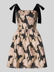 Abendkleid mit floralem Allover-Stitching von Lipsy Gold - 4