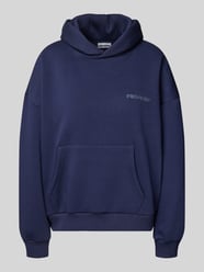 Hoodie mit überschnittenen Schultern und Känguru-Tasche von Review - 27
