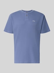 Henley-Shirt mit Strukturmuster und Label-Stitching von BLKVIS - 11