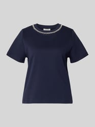 T-shirt z Perłami i Obszyciem ozdobnymi kamieniami od Christian Berg Woman - 13