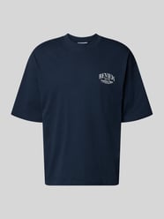 t-shirt z detalem z logo od REVIEW - 28
