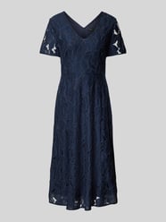Tailliertes Spitzenkleid mit semitransparenten Ärmeln von s.Oliver BLACK LABEL - 30