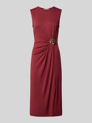 Sukienka midi o kroju slim fit z mieszanki wiskozy z marszczeniami od Christian Berg Woman Selection - 46