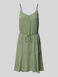 Knielanges Kleid mit Bindegürtel Modell 'NYA' von Pieces Grün - 11