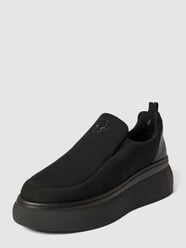 Sneakersy wsuwane z wyhaftowanym motywem od Marc Cain Bags & Shoes Czarny - 17