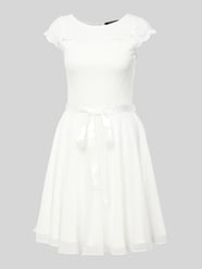 Cocktailkleid mit Spitzenbesatz und Bindegürtel von Swing - 37
