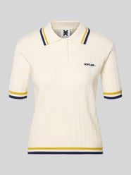 Koszulka polo o kroju regular fit ze ściegiem warkoczowym i wyhaftowanym logo od Karo Kauer - 2