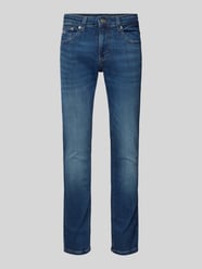 Jeansy o kroju slim fit z wyhaftowanym logo od Tommy Jeans - 21