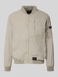 Bluzon z naszywkami z logo model 'IBE' od khujo - 33