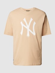 Oversized T-Shirt mit Label-Print von New Era Beige - 38