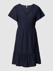Knielanges Kleid mit Lochstickerei Modell 'SANDRA' von Only Blau - 17