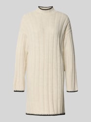 Sukienka z dzianiny o kroju comfort fit z detalami w kontrastowym kolorze model ‘CHICK’ od ONLY - 44