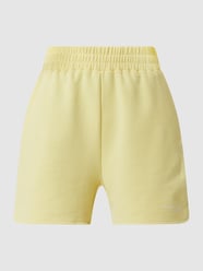 Sweatshorts met steekzakken, model 'Lucy' van Karo Kauer Geel - 3