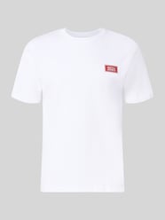 Regular Fit T-Shirt aus reiner Baumwolle mit Label-Detail von JACK & JONES - 24