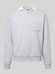 Bluza z kołnierzykiem w kontrastowym kolorze i Brustaszą z Wyhaftowanym logo od REVIEW - 17