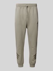 Relaxed Fit Sweatpants mit Logo-Print von ADIDAS SPORTSWEAR Beige - 26