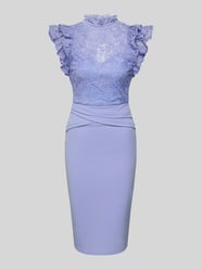 Cocktailkleid mit Stehkragen und Häkelspitze von Lipsy - 8