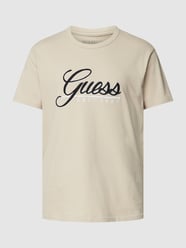 T-shirt z wyhaftowanym logo od Guess Beżowy - 40