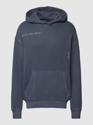 Hoodie mit Känguru-Tasche Modell 'relaxed garment' von Tom Tailor Denim Blau - 43