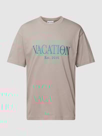 T-Shirt mit Label-Stitching Modell 'Classic' von On Vacation Grau / Schwarz - 6