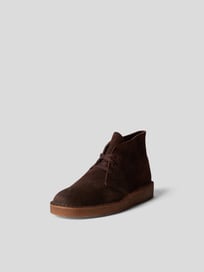 Desert Boots mit Label-Prägung von Clarks Braun - 24