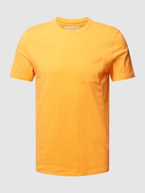 T-shirt in gemêleerde look met borstzak van MCNEAL Oranje - 23