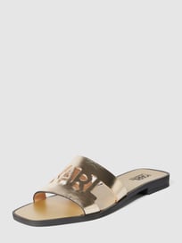 Slippers in metallic look, model 'SKOOT' van Karl Lagerfeld Geel - 44