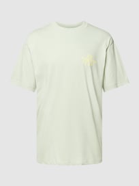T-Shirt mit Motiv-Print Modell 'Calligraphy' von On Vacation Grün - 3